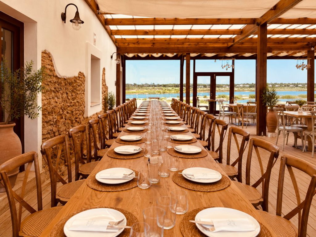 Banquete de eventos en la terraza del espacio gastronómico El Estero en Chiclana