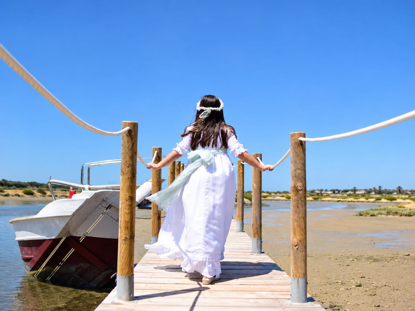 Comunion en una salina de Chiclana de la Frontera con los novios junto a los esteros al atardecer